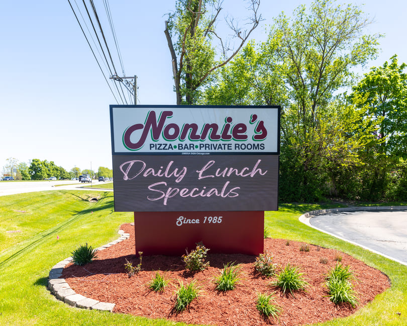 Nonnie's Pizza Bar & Private Rooms sign with "Daily Lunch Specials" and "Since 1985" displayed.